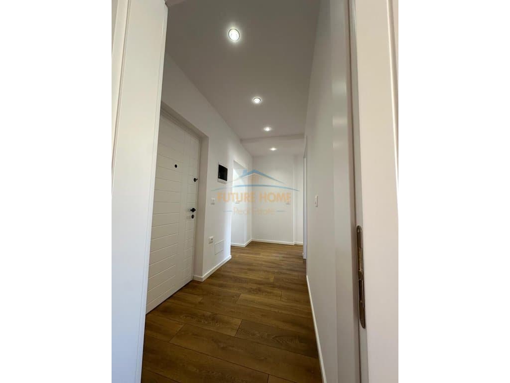 Shitet , Apartament 2+1+1 ambient gatimi me vete, Bulevardi Zogu i I, Tirane. 4