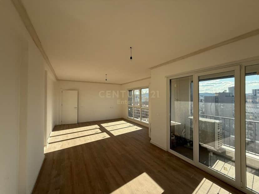 Apartament bosh për zyra me qira – 130 m² | Pazari i Ri