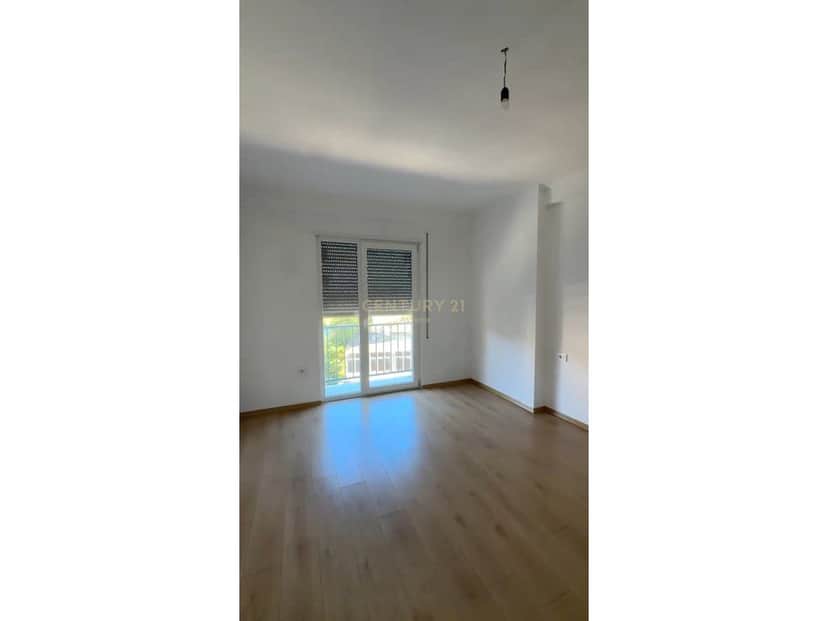 SHITET APARTAMENT 1+1 ME VERANDE NE INSTITUT 1