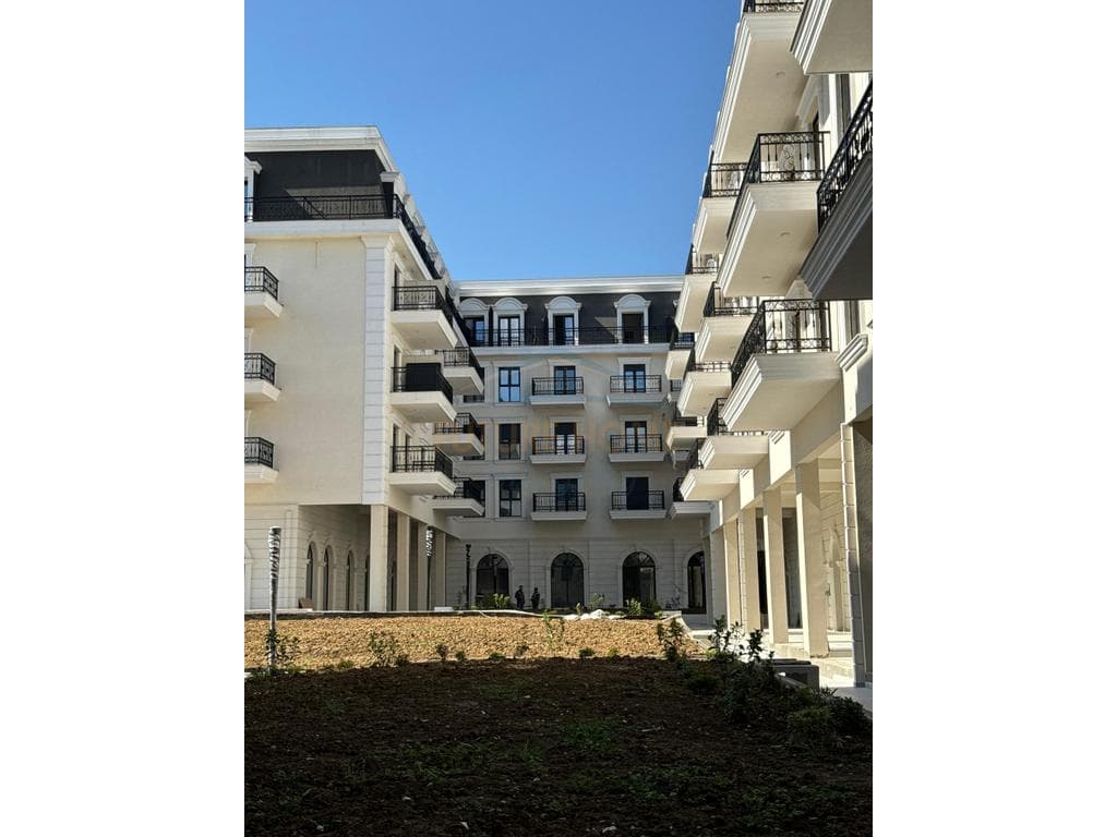 Shitet, Garsoniere, Rezidenca Porta Tirana e Re, Tiranë. 1
