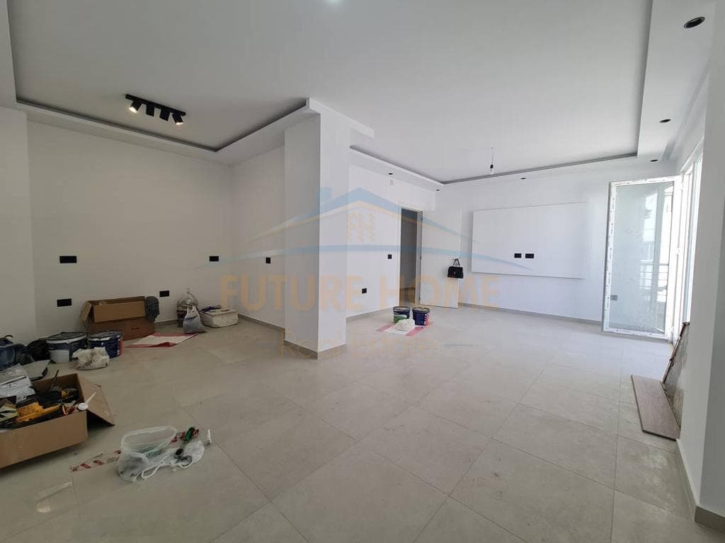 Shitet, Apartament 2+1, Fresku, Tiranë. 2