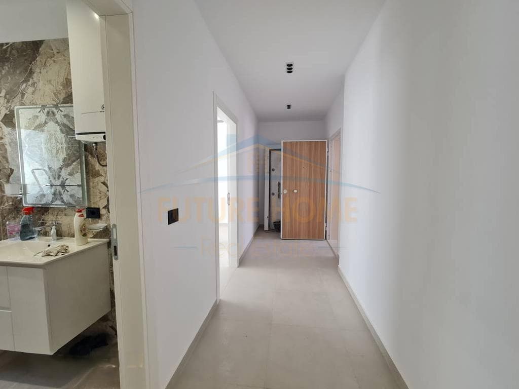 Shitet, Apartament 2+1, Fresku, Tiranë. 3