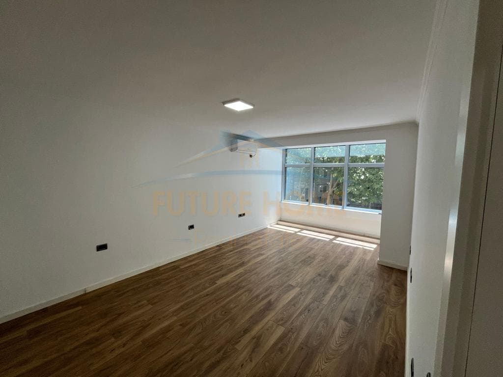 Qira, Ambient Biznesi, 21 Dhjetori, Tirane 1