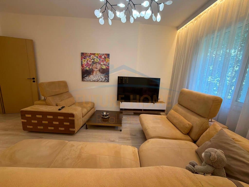 Shitet, Apartament 2+1+2, Komuna e Parisit 4
