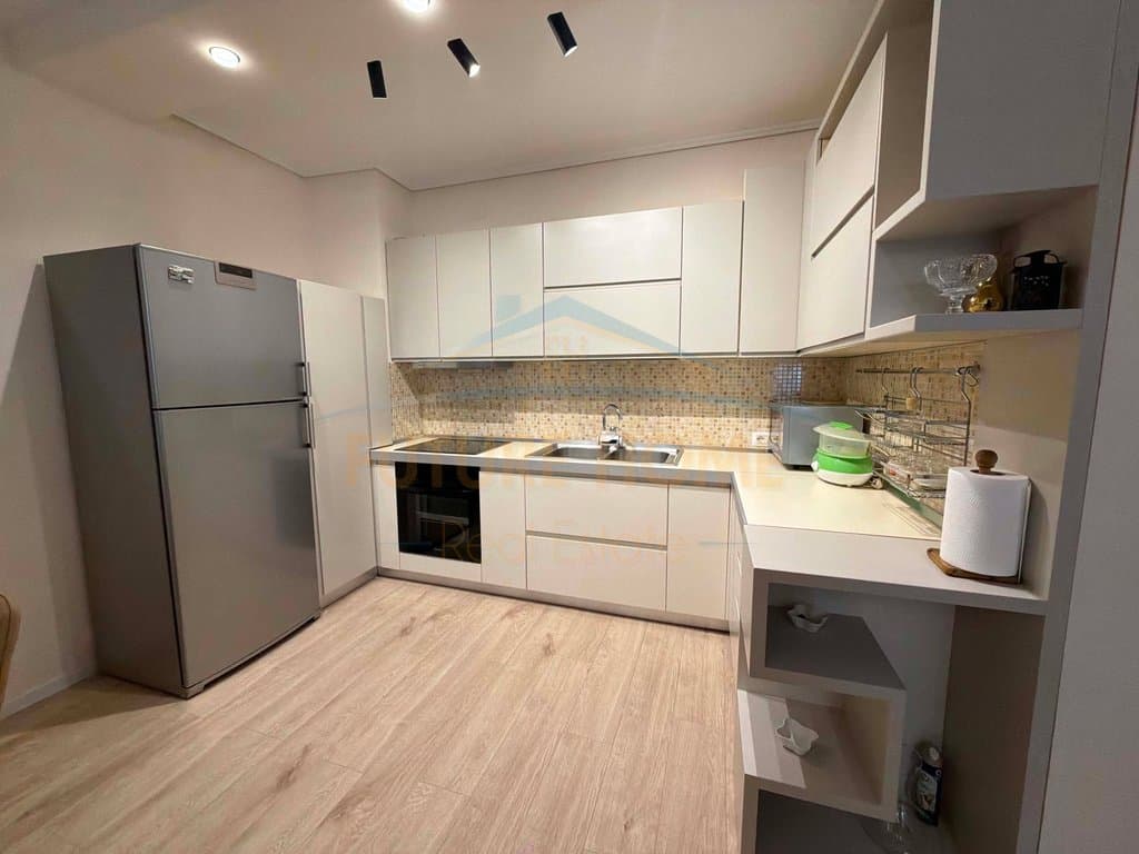 Shitet, Apartament 2+1+2, Komuna e Parisit 5