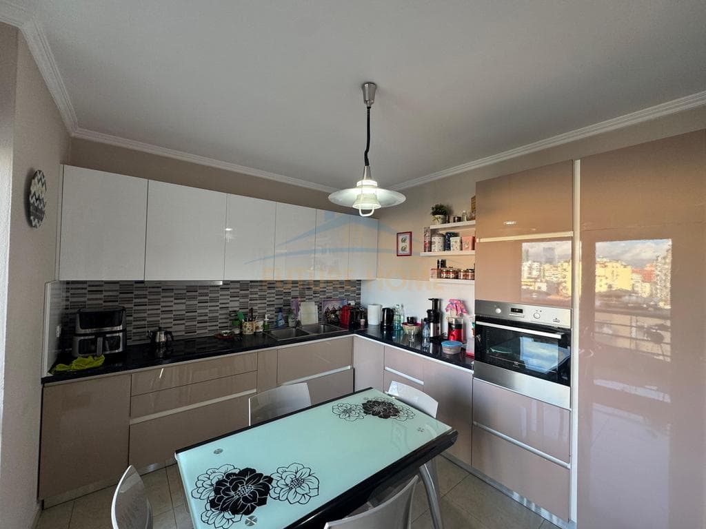Shitet , Apartament 3+1+2 , Rruga e Kosovareve 5