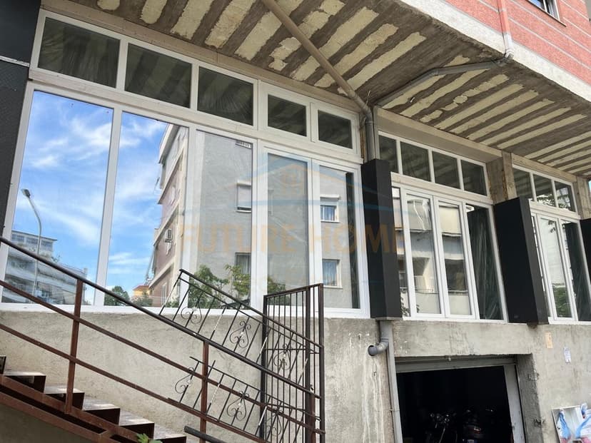 Shitet, Ambient Biznesi, Fresk , Tiranë 1