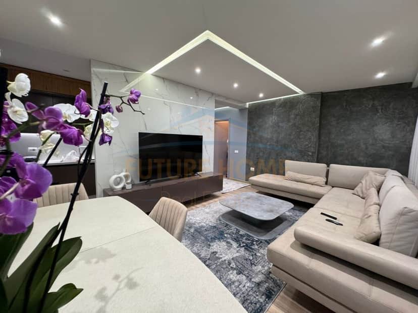 Shiten, 2 Apartamente 1+1/2+1,Rruga e Barrikadave, Tiranë. 1