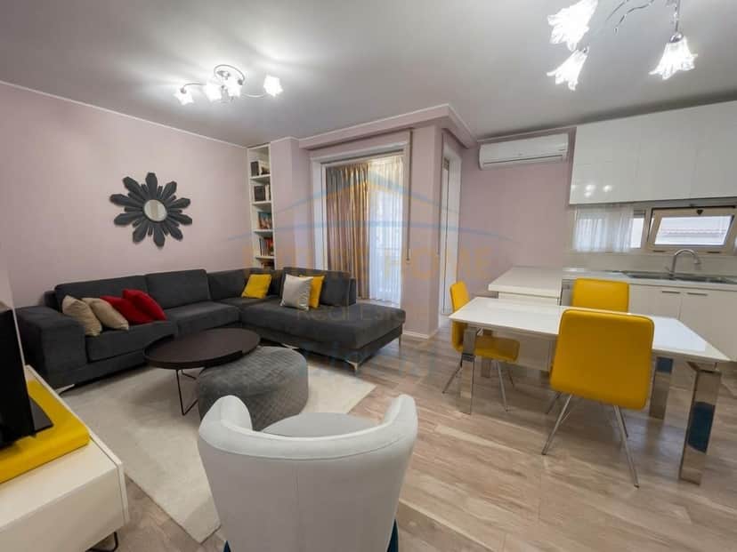 Shitet Apartament 2+1+2+Verande tek Kristal Center, Tirane 1