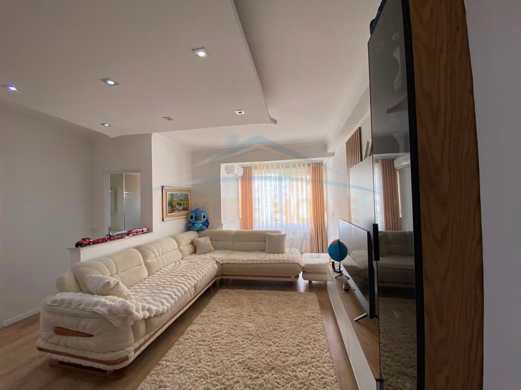 Shitet, Apartament 2+1, Fresku, Tiranë. 3