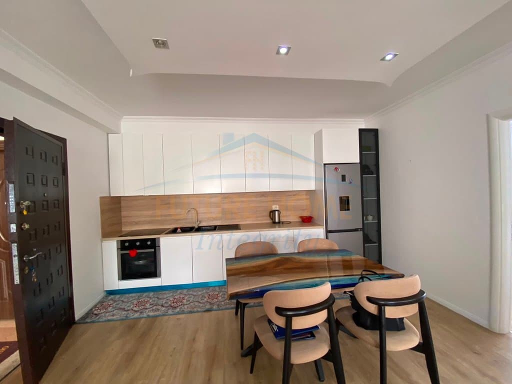 Shitet, Apartament 2+1, Fresku, Tiranë. 2