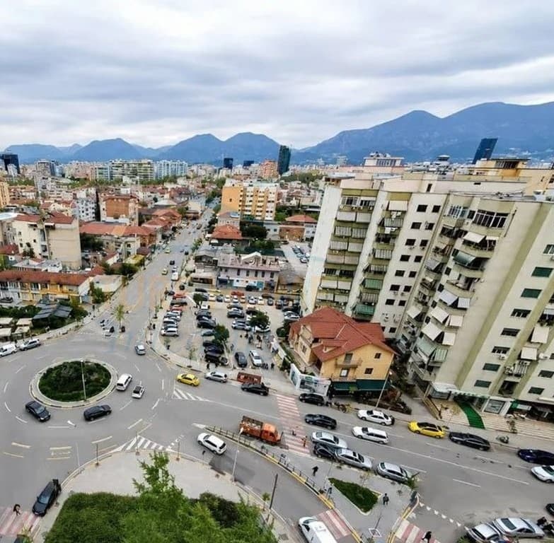 Shitet, Apartament 2+1, Komuna e Parisit, Tiranë. 3