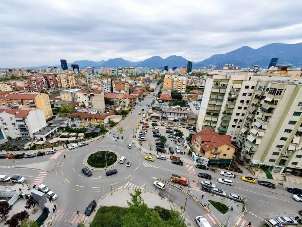 Shitet, Apartament 2+1, Komuna e Parisit, Tiranë. 2