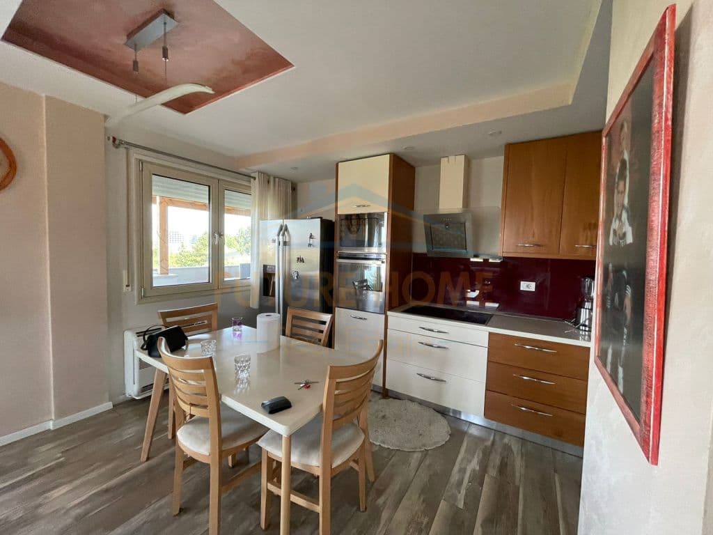 Disponojme apartament 3+1+2 per shitje tek Kopshti Botanik prane Xhamise. 5