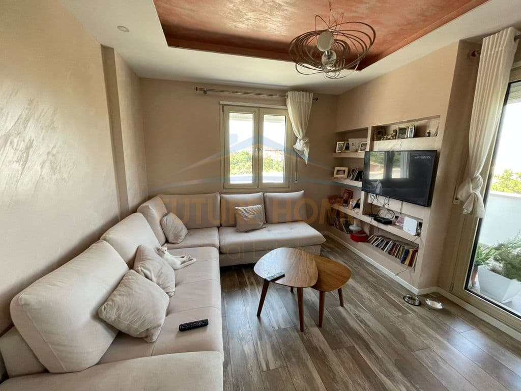 Disponojme apartament 3+1+2 per shitje tek Kopshti Botanik prane Xhamise. 1