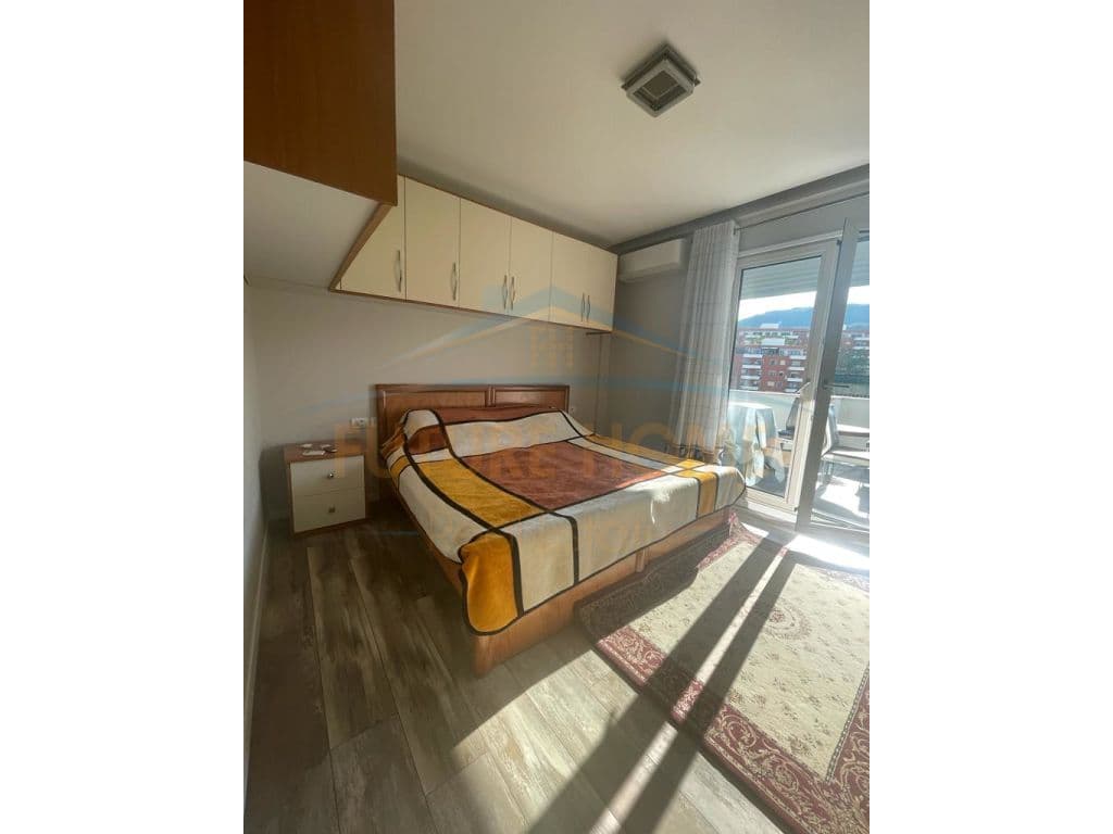 Disponojme apartament 3+1+2 per shitje tek Kopshti Botanik prane Xhamise. 4