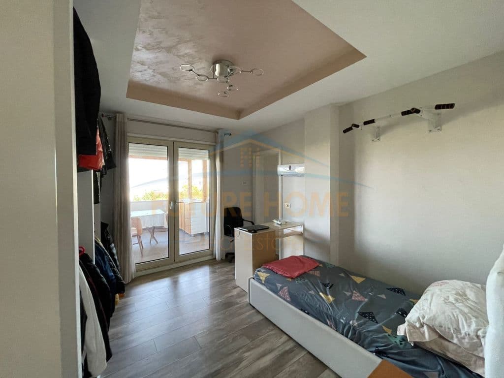 Disponojme apartament 3+1+2 per shitje tek Kopshti Botanik prane Xhamise. 3