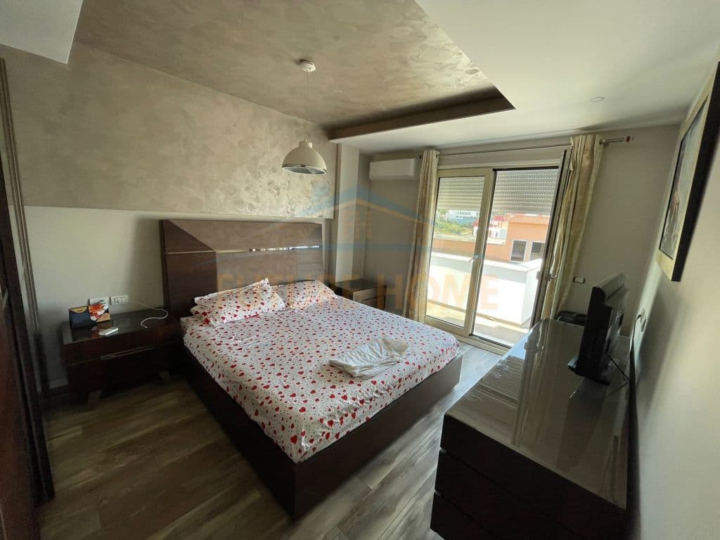 Disponojme apartament 3+1+2 per shitje tek Kopshti Botanik prane Xhamise. 2