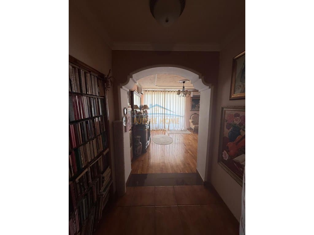 Shitet, Apartament 2+1, Materniteti i Ri, Tiranë 1