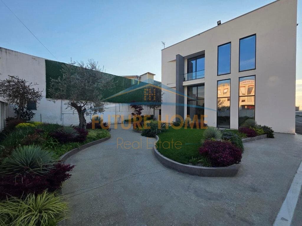 Disponojmë godinë për zyra + magazinë me qira pranë QTU-së, Tirane. 1