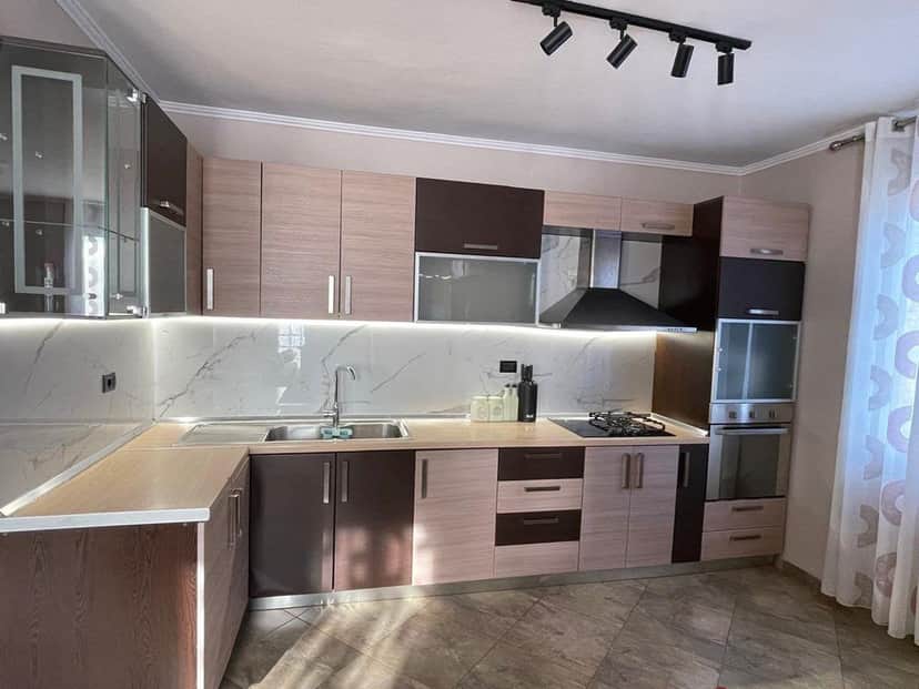 🏡 APARTAMENT 2+1 ME QIRA – ISH TREGU ELEKTRIK
