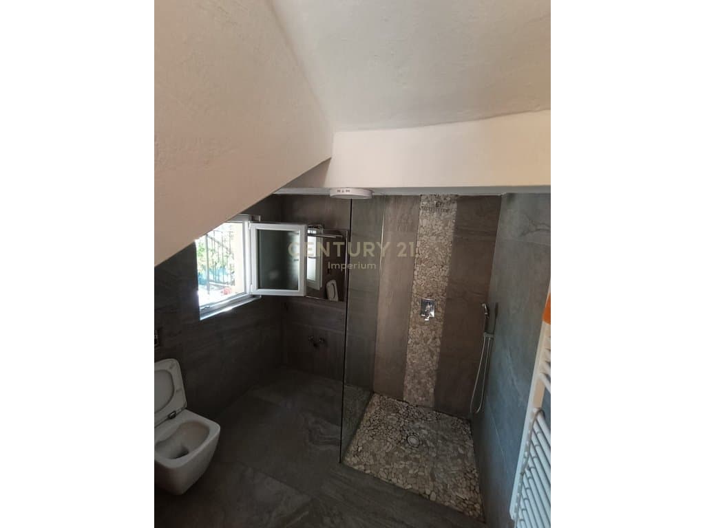 Vilë Private 2 kateshe 3+1+2 me Qira në Kombinat | Oborr i Madh, Garazh dhe Privatësi Maksimale 1,100 € /Muaj 5