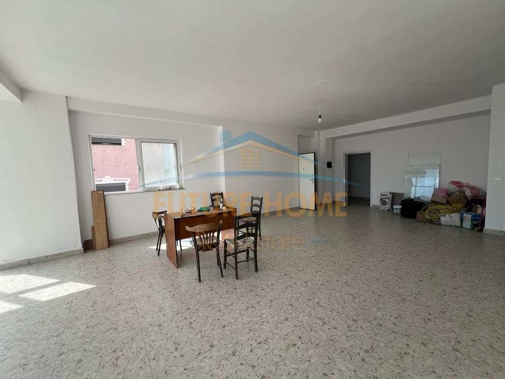 Disponojme ambient per shitje me vendodhje tek Rruga e Dibres. 1