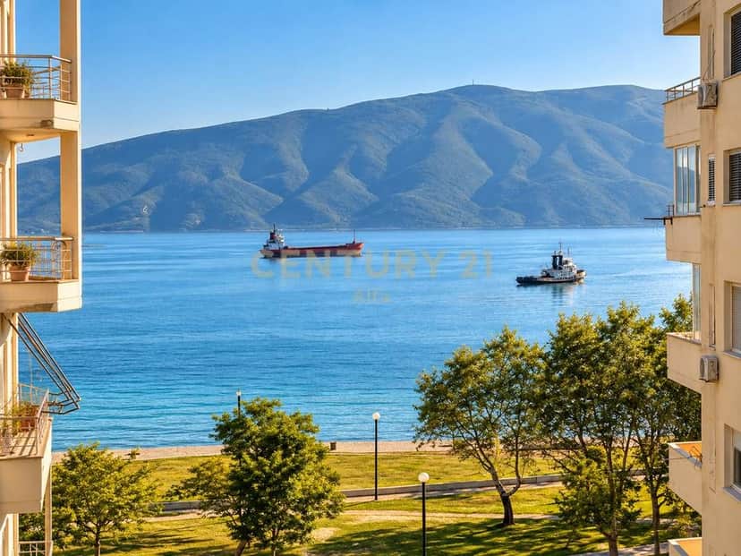 SHITET, APARTAMENT 1+1+P. PARKIM NË LUNGOMARE, PAMJE NGA DETI 1