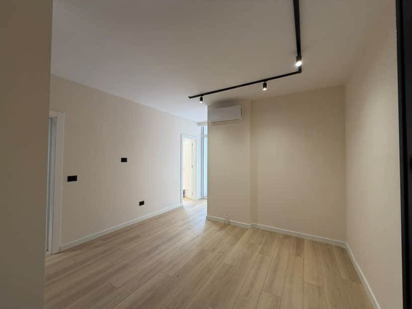 Shitet ,Apartament 1+1, Komuna e Parisit, Tirane 1
