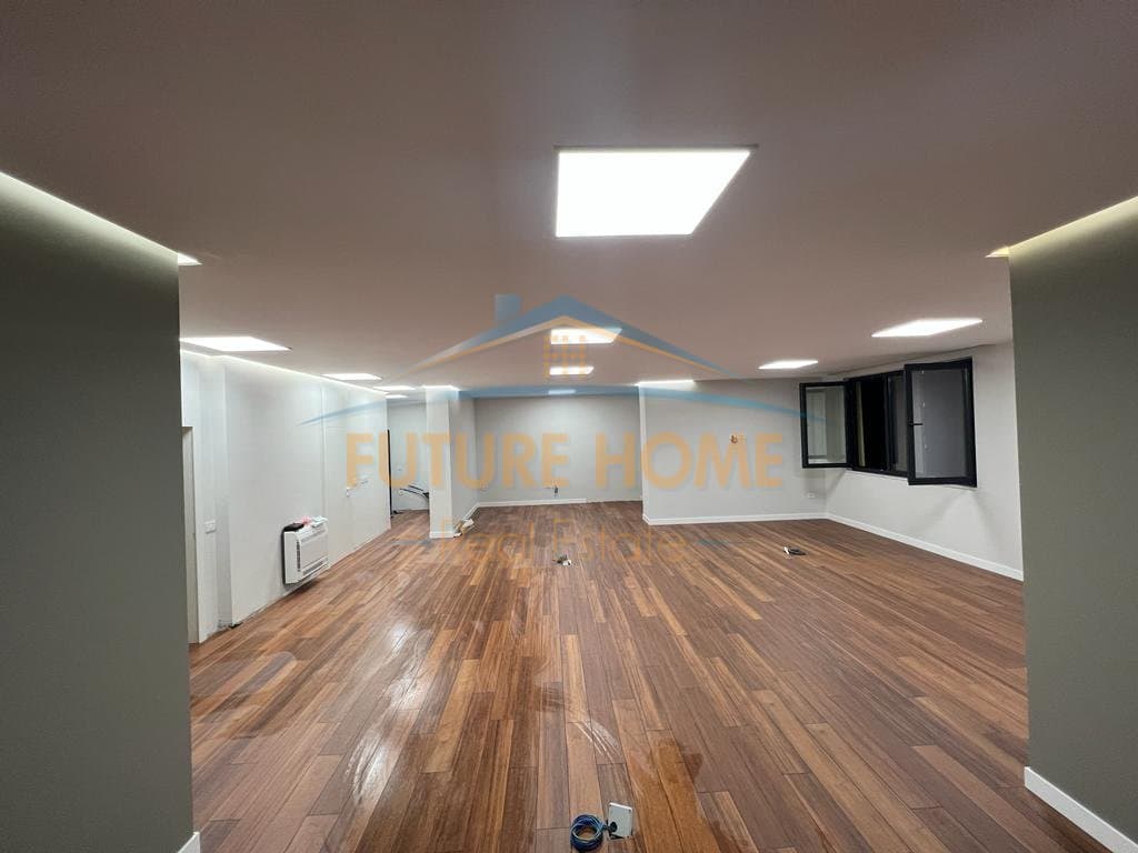 Disponojme për shitje apartament me vendndodhje strategjike në zonën e Shallvareve. 1