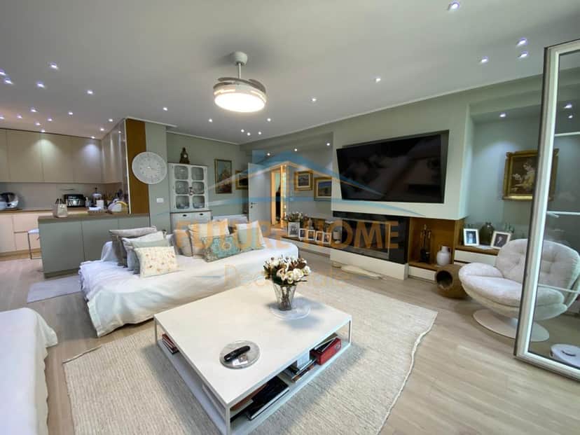Disponojmë apartament 3+1+3 për shitje në zonën e Liqenit të Thatë. 1