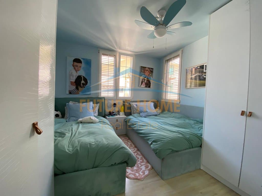 Disponojmë apartament 3+1+3 për shitje në zonën e Liqenit të Thatë. 3