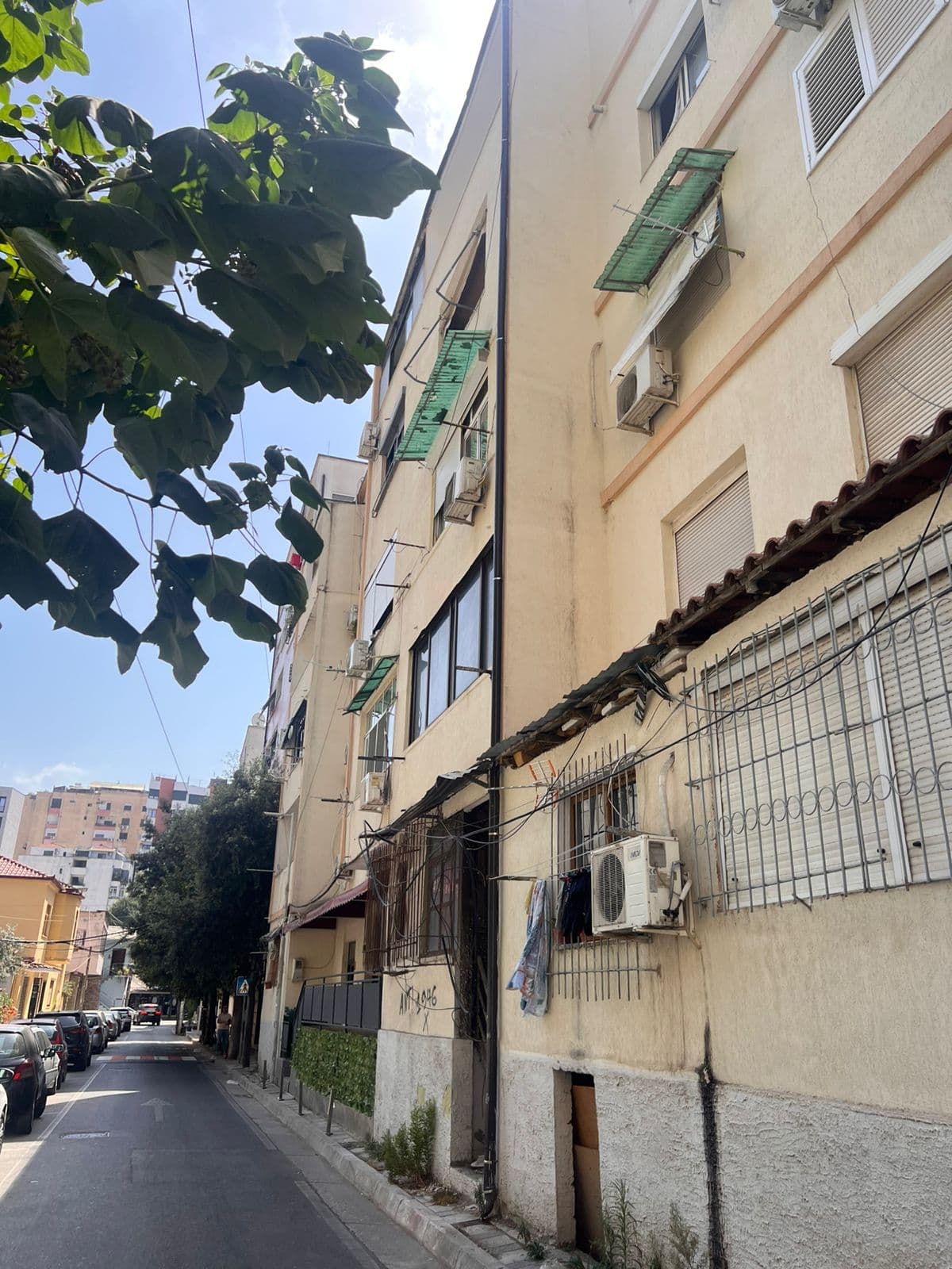 Shitet, Apartament 2+1, Qender, Tiranë. 2