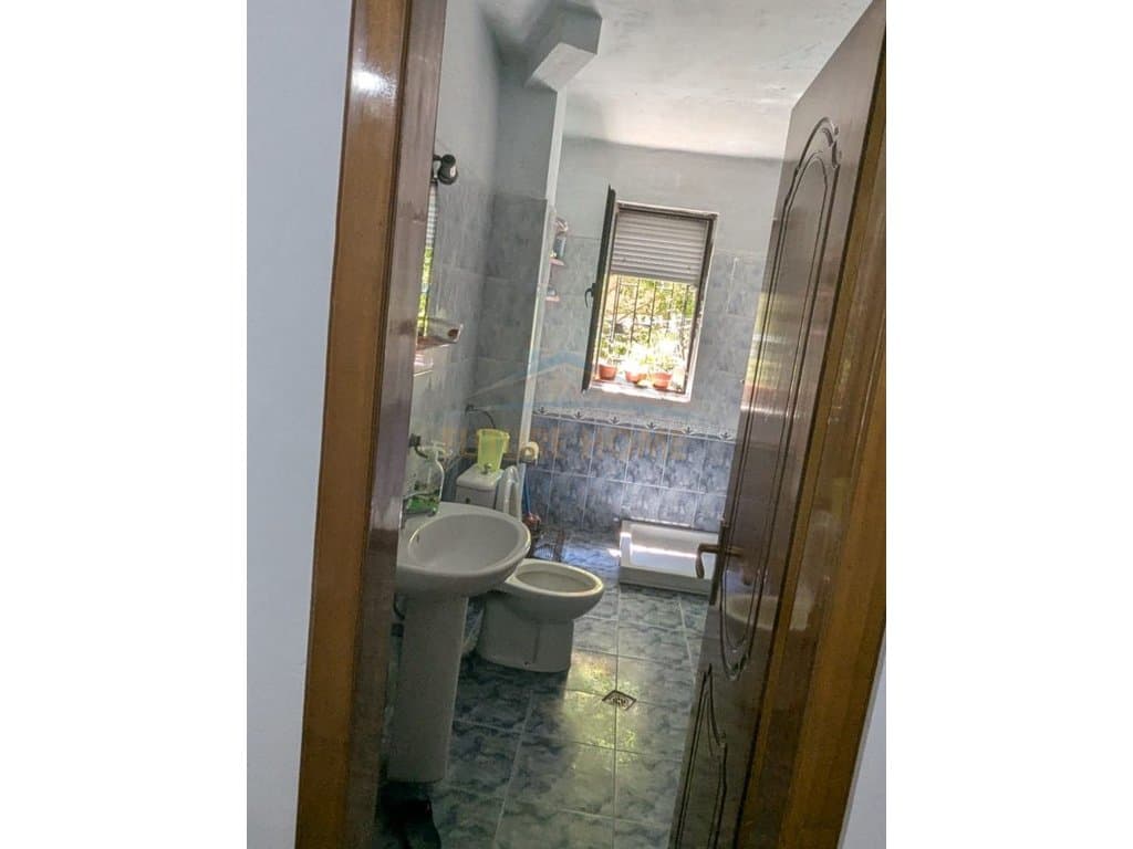 Shitet, Apartament 1+1, Ali Demi, Tiranë. 1