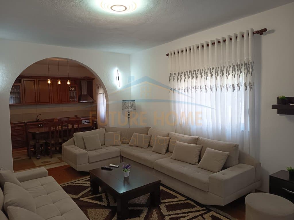 Qira, Vilë 2-katëshe, pranë shkollës "Rreze Drite" Sauk 1
