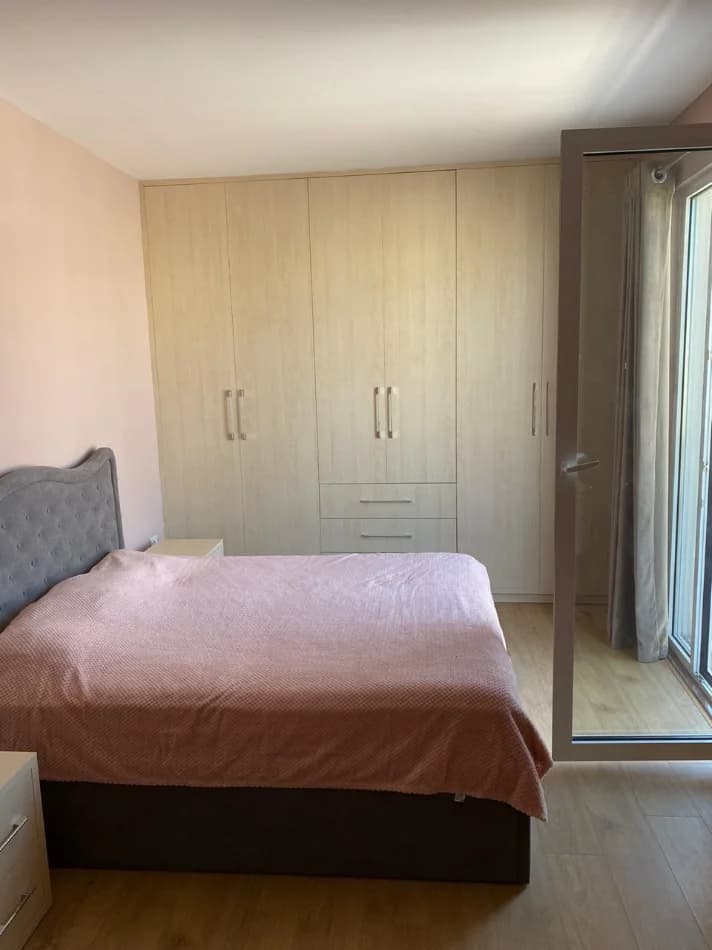 Duplex në shitje në Kombinat , deal për familje që kërkojnë hapësirë, privatësi dhe organizim funksional. 4