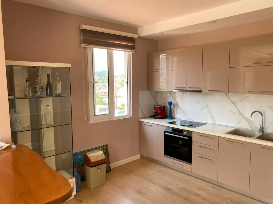 Duplex në shitje në Kombinat , deal për familje që kërkojnë hapësirë, privatësi dhe organizim funksional. 1