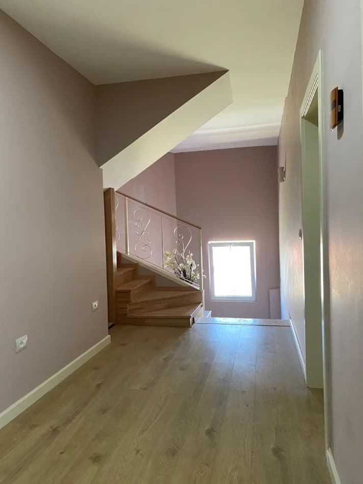 Duplex në shitje në Kombinat , deal për familje që kërkojnë hapësirë, privatësi dhe organizim funksional. 3
