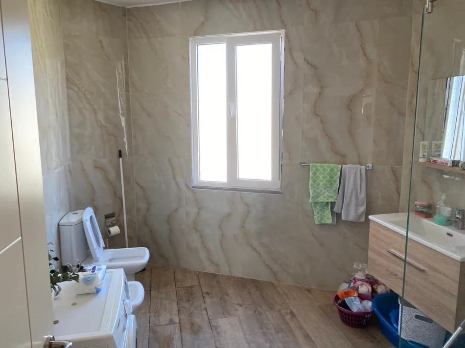 Duplex në shitje në Kombinat , deal për familje që kërkojnë hapësirë, privatësi dhe organizim funksional. 5