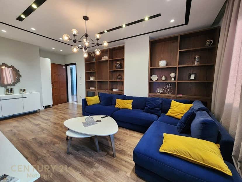 APARTAMENT 3+1+2 ME QIRA TEK RRUGA E BARRIKADAVE ! 1