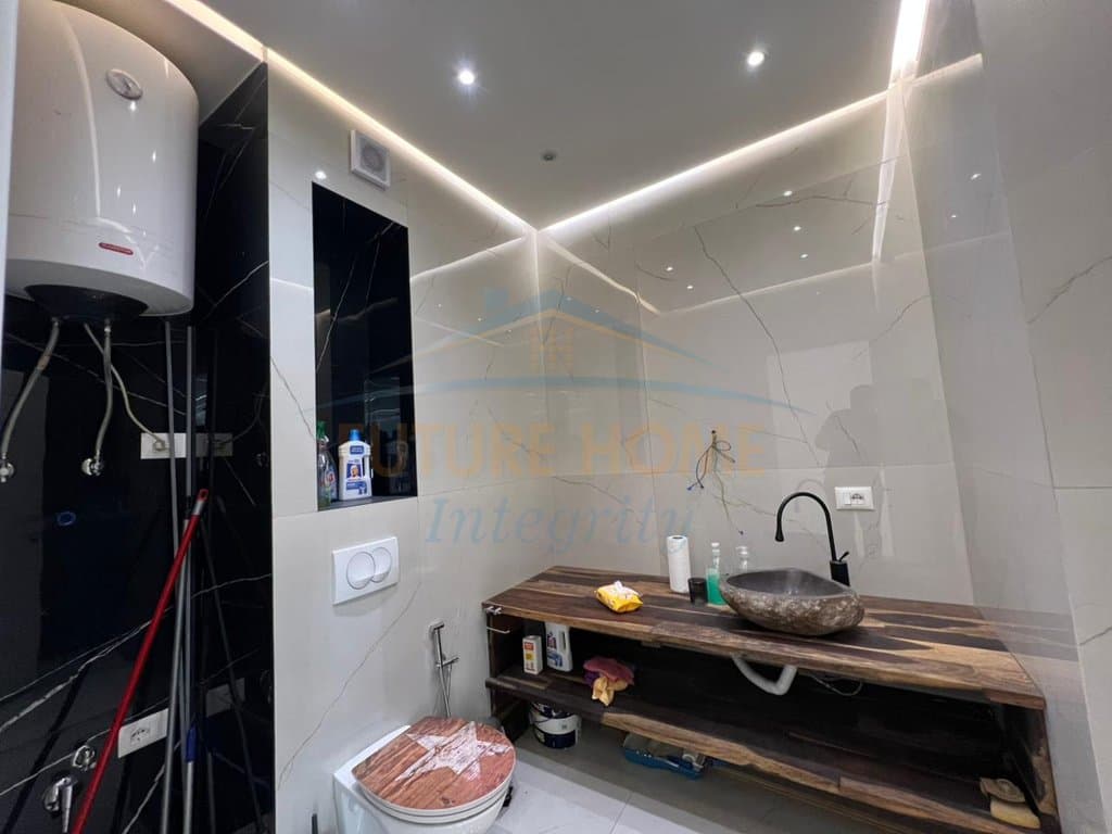 Shitet, Apartament 2+1+2 Ballkone, Bllok, Tiranë. 5