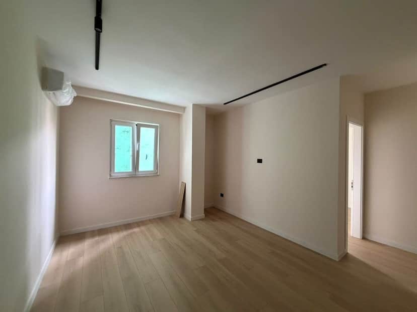 Shitet ,Apartament 1+1, Komuna e Parisit, Tirane 1
