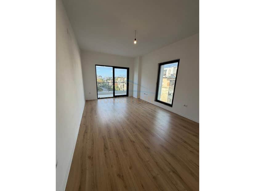 Shitet, Apartament 2+1+2+Verandë, Rruga e Barrikadave, Tiranë. 1