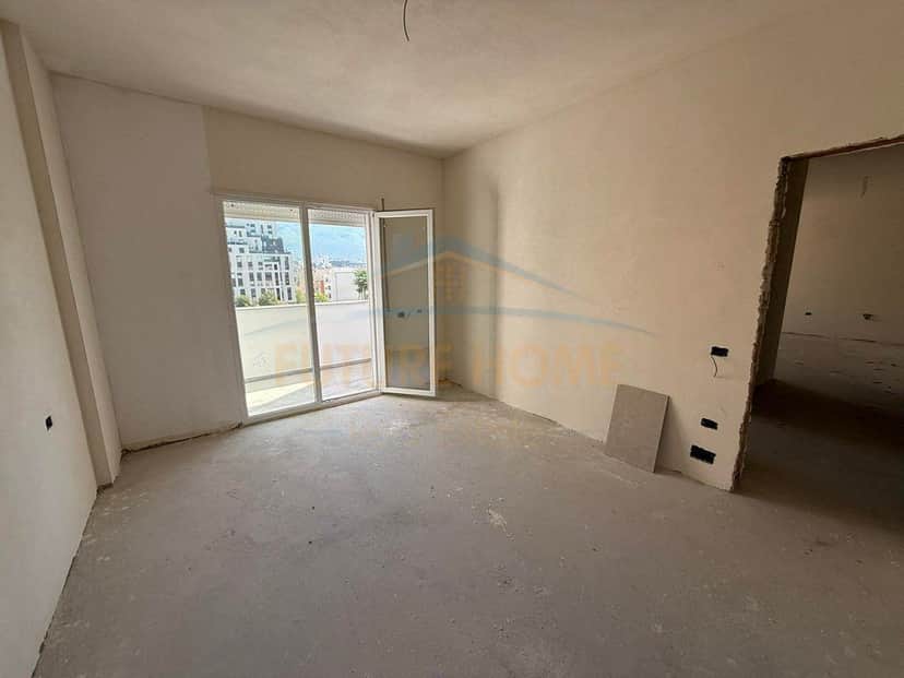 Shitet, Apartament 2+1+2 + Post Parkimi, Shkolla e Kuqe. 1