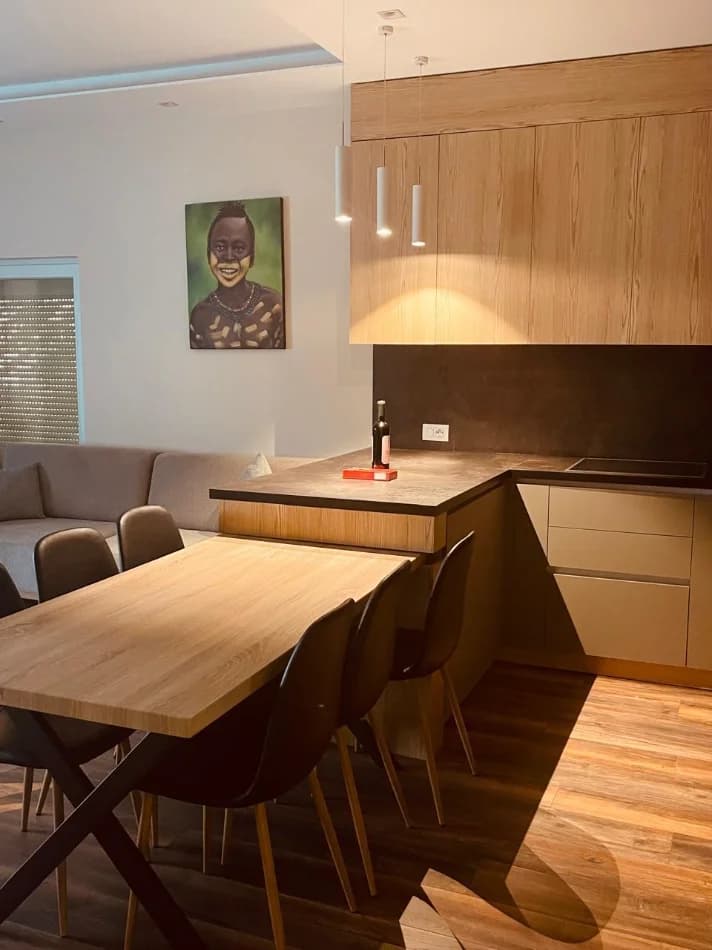 Në zemër të Farkës së Vogël, kjo vilë 4-katëshe kombinon komoditetin e jetës familjare me luksin e një panorame mahnitës 3