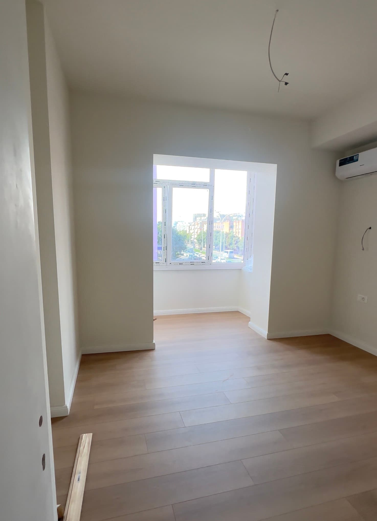 Qira, Ambient për Zyra, Kryqëzimi i 21 Dhjetorit, Tiranë 2