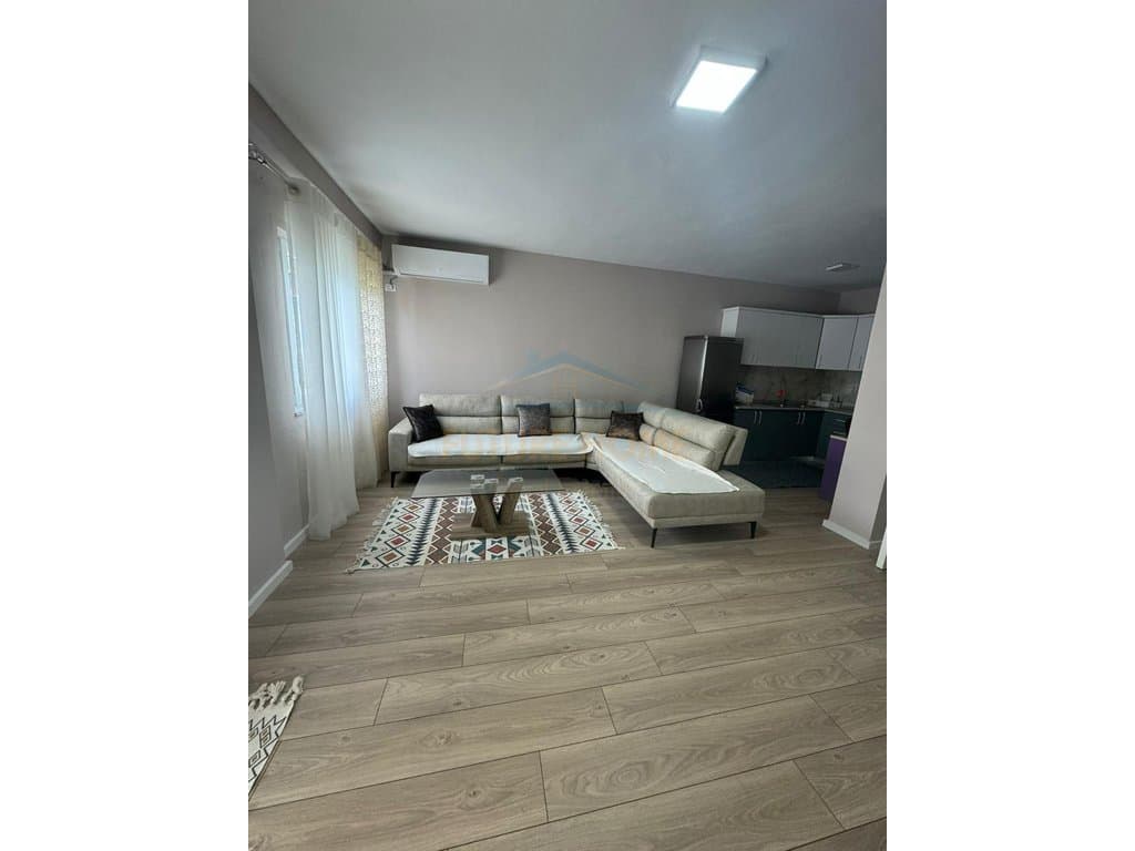 Qera, Apartament 2+1 tek Thesari, Fresk